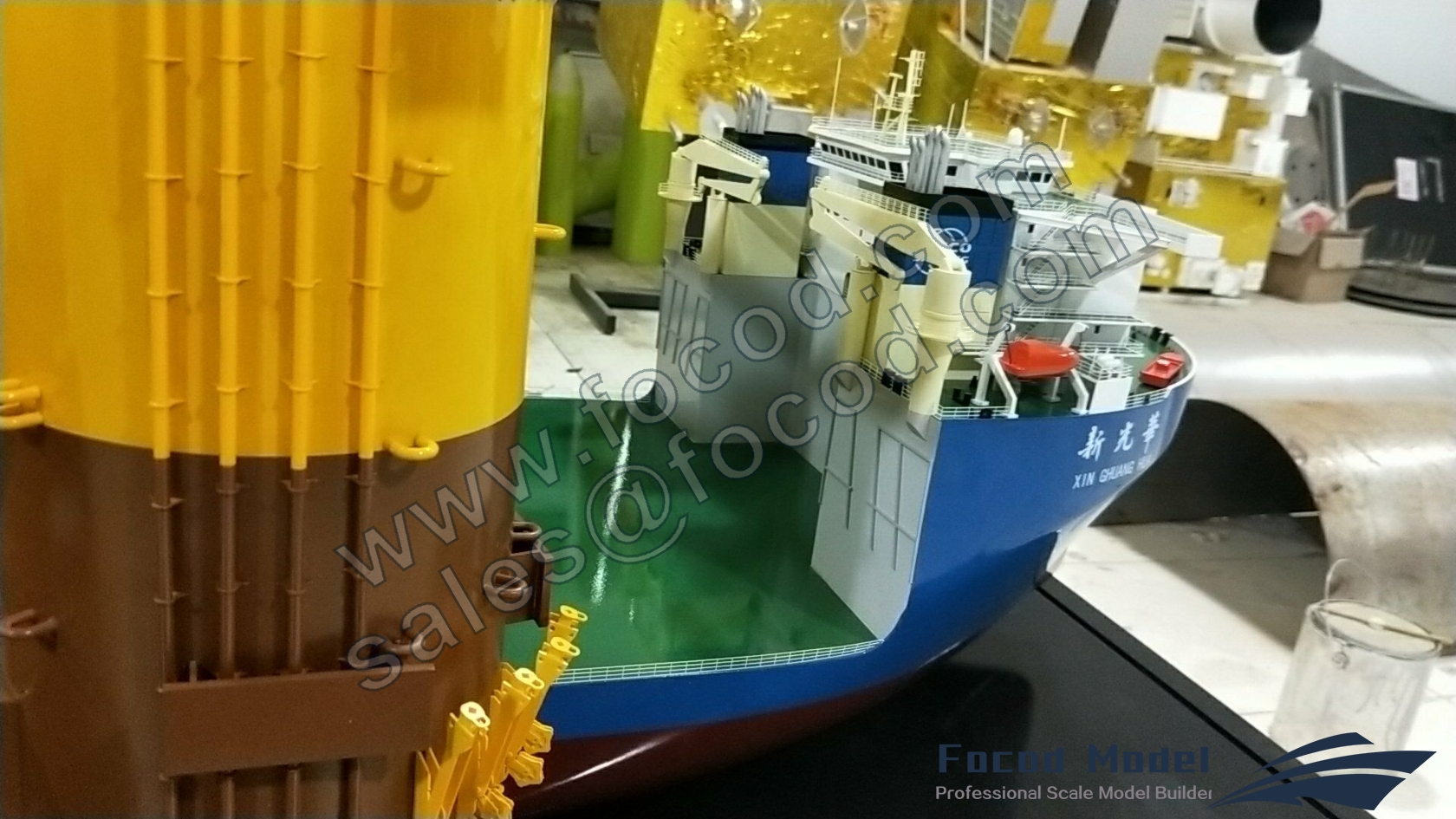 custom made model of Xin Guang Hua semi-submersible heavy lift vessel with cargo